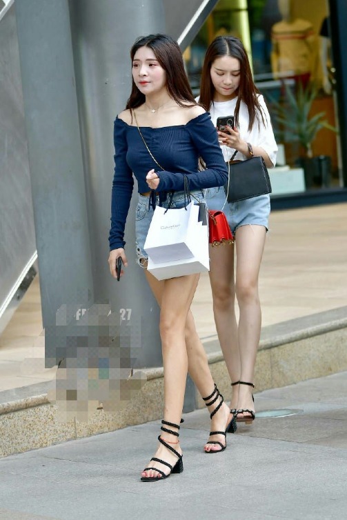 衬衫|街拍藏青色露肩衬衫搭配蓝色热裤,小姐姐完美诠释新鲜时尚感!