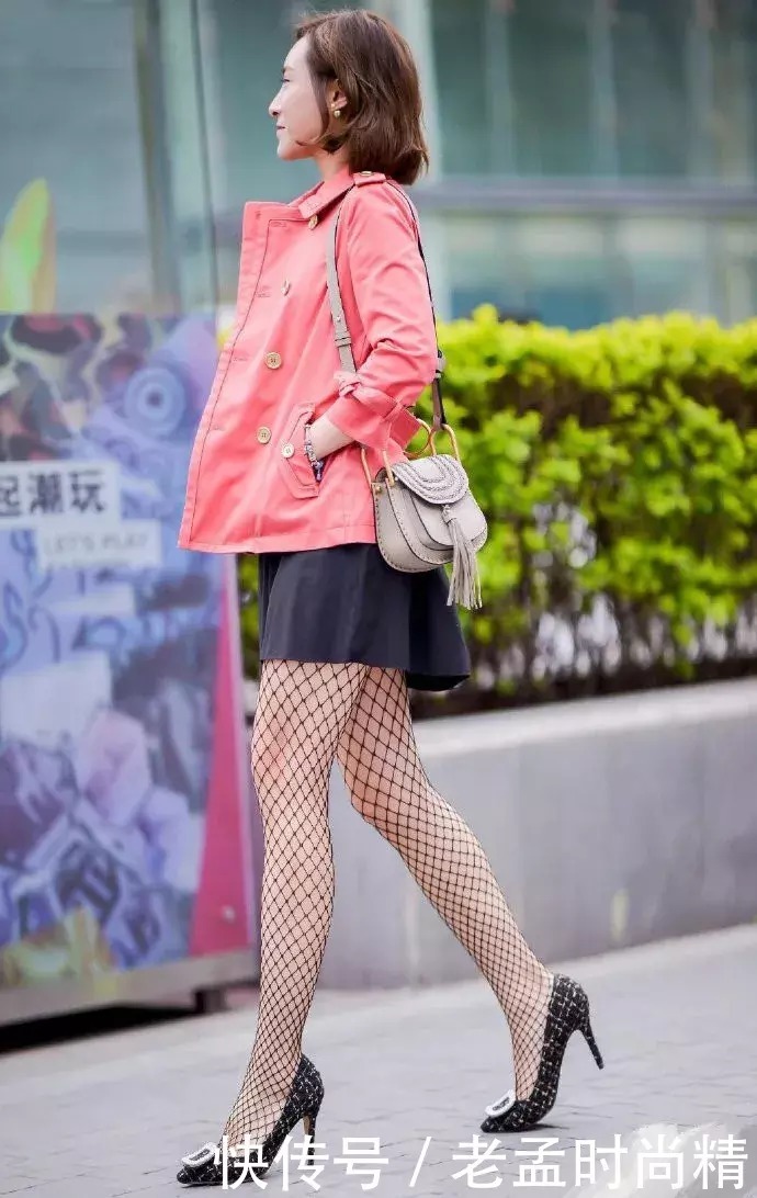 街拍: 高跟鞋搭配短裙渔网袜, 轻松让女性拥有大长腿