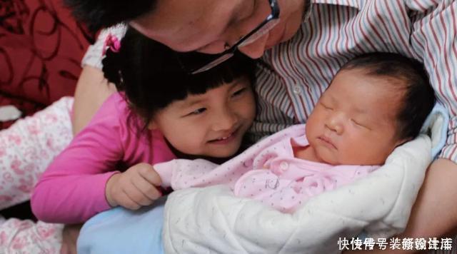 丝巾|姐弟相差20岁,一出门就这画面,妈妈看到忍不住笑了