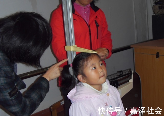 汤泡饭|吃一次相当于吃8个塑料袋,父母还在给孩子吃,发育慢长得矮