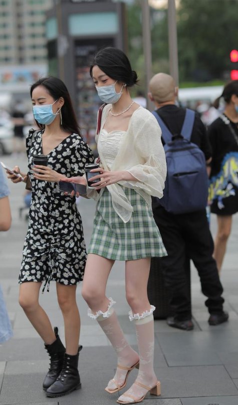 年轻女孩穿格纹裙,试试维希格纹+蕾丝花边袜,彰显青春之美