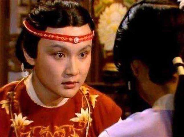 红楼梦宝玉为何初见黛玉就砸玉,初见宝钗的金锁却喜笑颜开隐情难以启齿