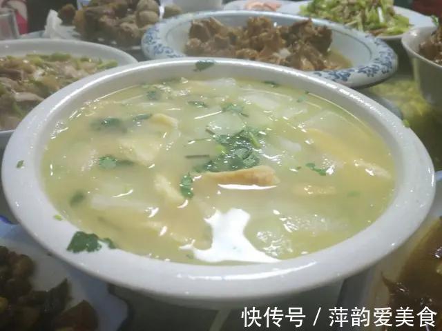 农村|和婆婆去农村吃满月酒,随礼500元,菜上桌后,抠门婆婆:亏大了