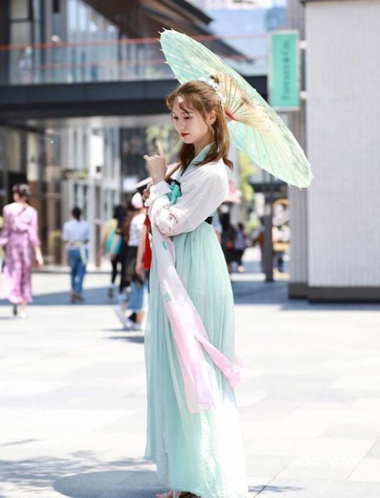 小姐姐|身穿一件黄色衬衫，搭配一条修身浅蓝牛仔裤，小美女真是帅呆了