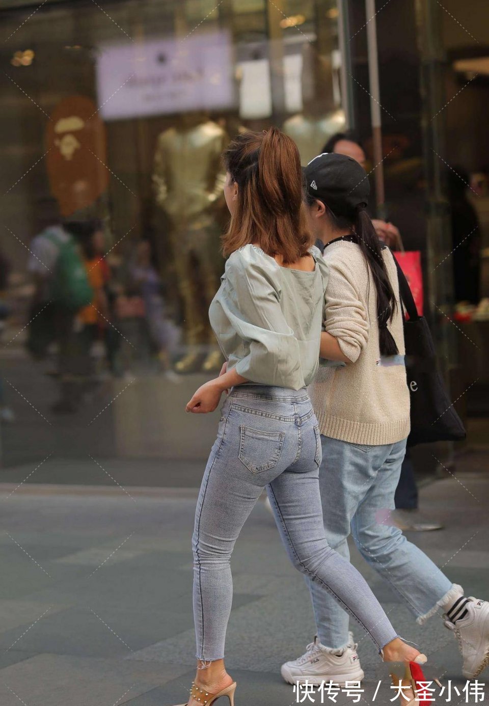 朋友们|美女街拍：又高又微胖的美女！显示出难以形容的魅力，好想帮她买杯奶茶