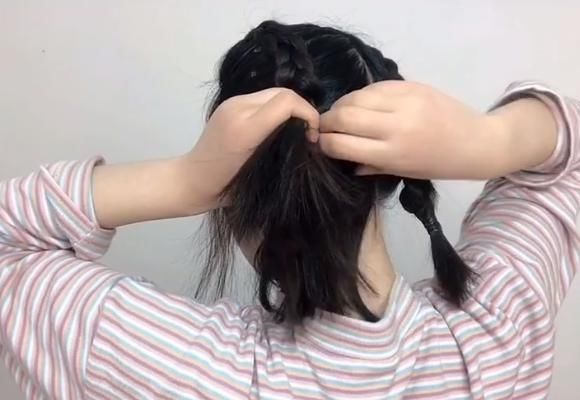 短发女学生编了款新发型后，效果有点出人预料，网友：比去做头发还强