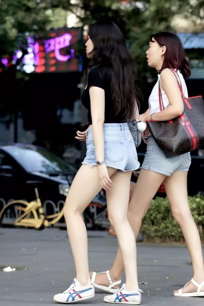 街拍美女白皙女神现身街头,转头看向镜头的那个眼神,太酷了