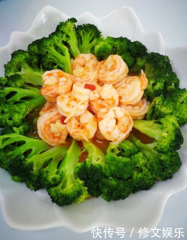 炒虾仁时,别直接进行焯水,掌握一个小技巧,虾仁鲜嫩不发柴