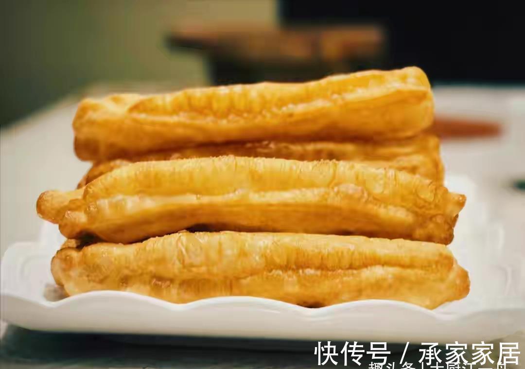 酥脆|炸油条用放酵母吗?教你正确做法,出锅金黄酥脆,凉了也不硬