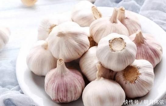 大蒜|保存大蒜,别再放冰箱了,教你一个实用土方法,不发芽保存时间长