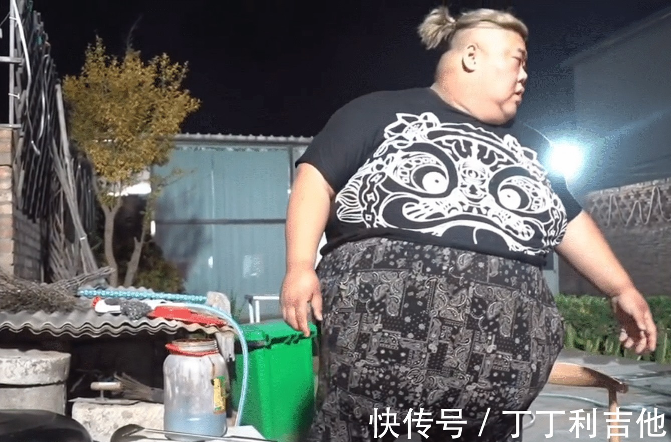 胖成“球”還吃!近600斤的胖猴仔吃海鮮自助,稱要給老板上一課