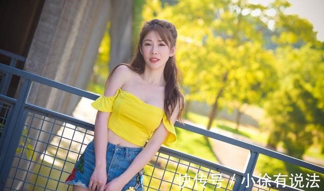 牛仔短裤 黄色一字肩上衣搭配牛仔短裤,清凉的同时带来清新靓丽的视觉感受!
