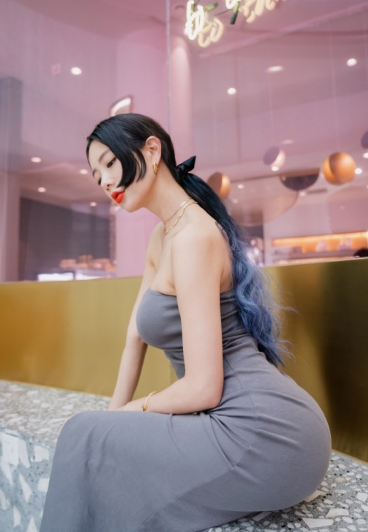 大长腿|克拉拉这身材绝了,粉色吊带配牛仔裤高挑时髦,曲线曼妙惹人羡