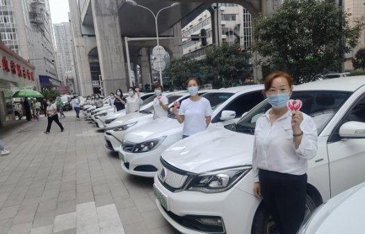何明荣|最美“摆渡侠”组团献血！首支女网约车司机志愿服务队集结出发