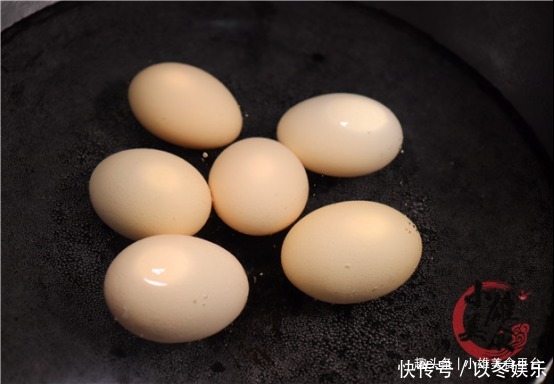 原来水煮鸡蛋有绝招，只需多加一步，鸡蛋又香又嫩，壳一碰就掉