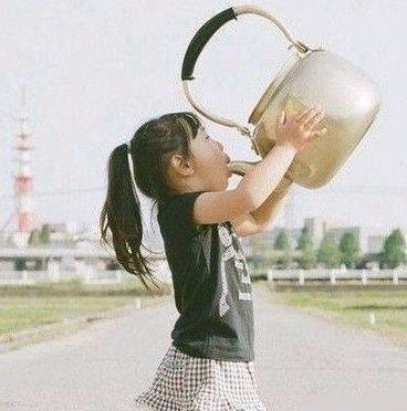 |搞笑图片幽默段子笑话:大哥你心也是大啊,不怕掉下来么?哈哈哈