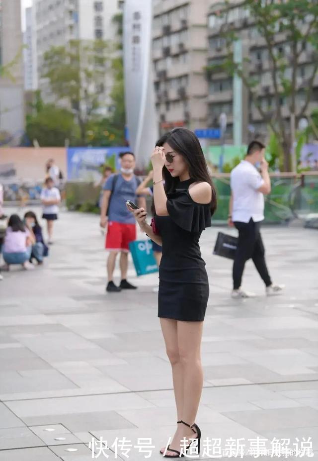 显得|时尚露肩元素的连体裙既优雅时尚,又不会由于过分暴露而显得轻浮