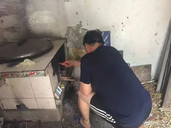 伙食|朱之文又曬美食但網(wǎng)友的目光卻盯上了飯桌旁邊,暴露了問題