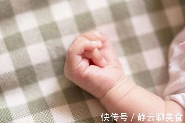 宝妈|宝宝为什么经常紧握“拳头”宝妈需要知道的几种“手语”
