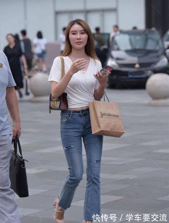 毛边 短款上衣搭配蓝色喇叭裤,清爽简约,优雅大气,时尚干练!