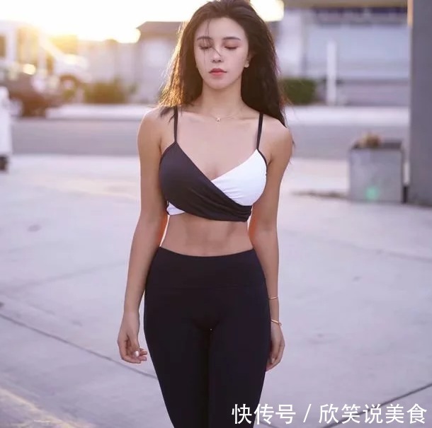 紧身 清纯动人的打底裤美女，展现凹凸迷人曲线，散发成熟婀娜的气质