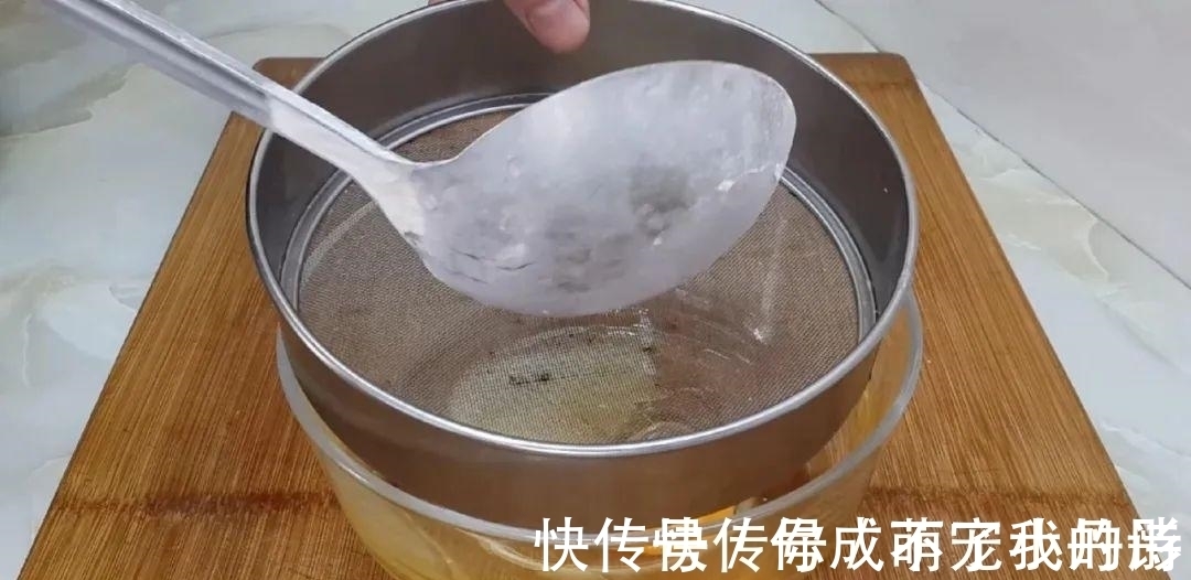 以后面粉就这样做，一次炸一锅，个个香酥掉渣，比油条麻花还好吃