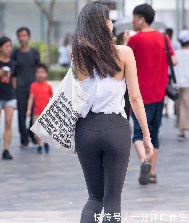 塑身 白色连帽上衣搭配黑色居家打底裤,休闲设计,细节决定整体版型!