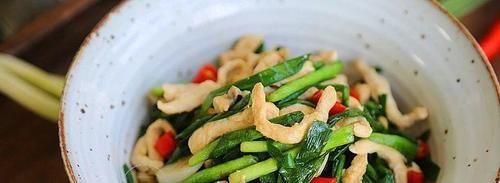 大火快炒即可，做法简单，春天的韭菜鲜嫩有味儿，还不容易长胖哦