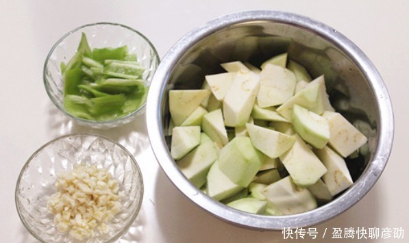 大厨教你做红烧茄子,记住这2点,不发黑不吸油,焦香软嫩不油腻