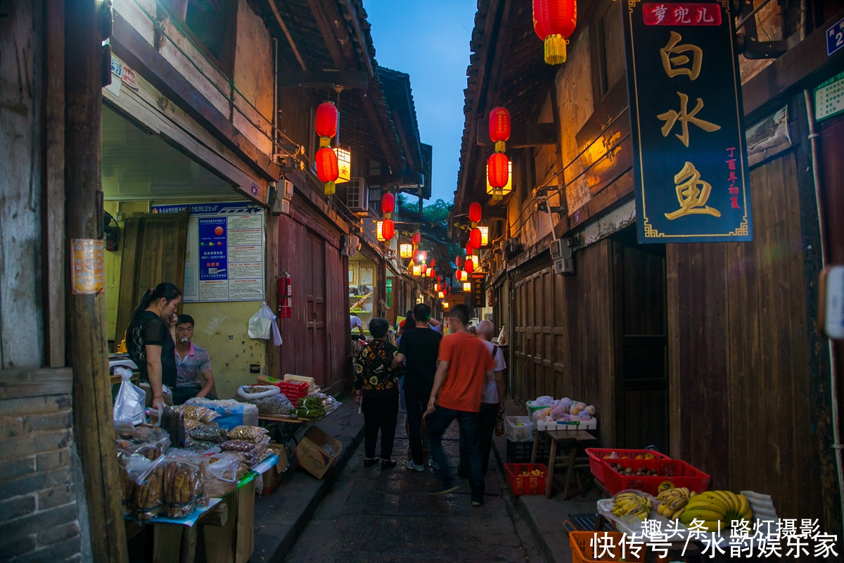 峭壁|神秘的丙安古镇，吊脚楼建在悬空峭壁之上，明清建筑的活化石