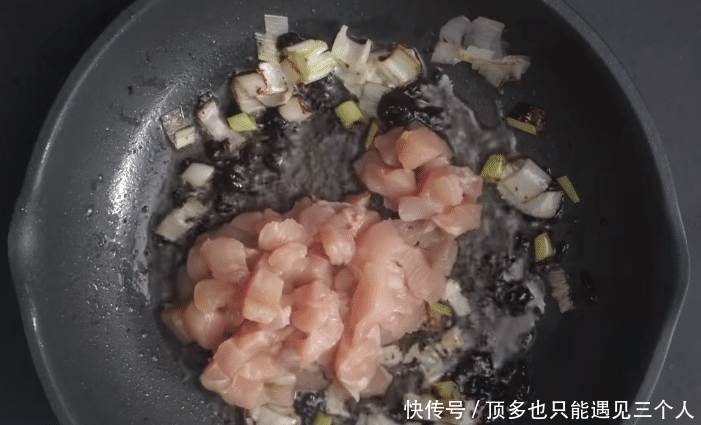 荤素搭配的酱爆鸡丁,鲜香肉嫩有营养,孩子爱吃的美味菜肴