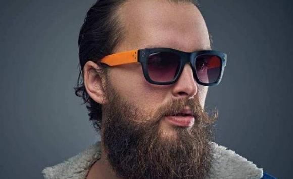 男人雄性激素分泌旺盛，身体常有此3项特征，看