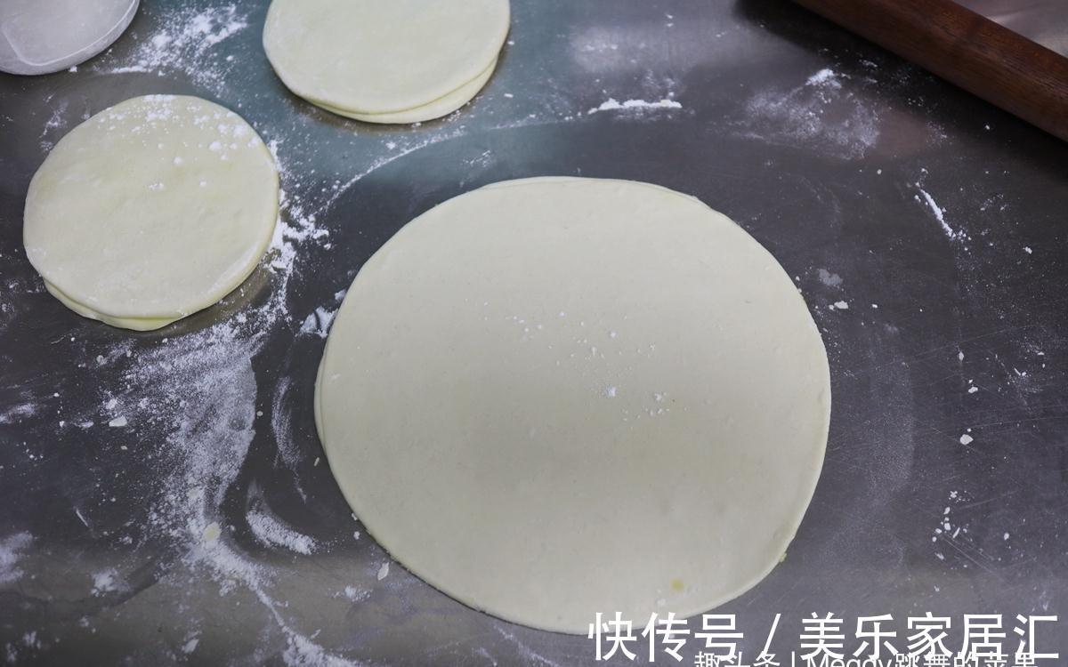 2分钟出锅的烙薄饼,又软又香卷着吃,用凉水还是热水揉面不挑剔