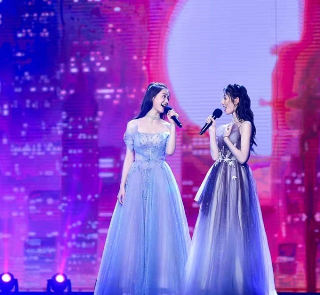 大会|庆祝大会领诵女孩火了！穿白衬衫昂首挺胸超美，170身材不输模特