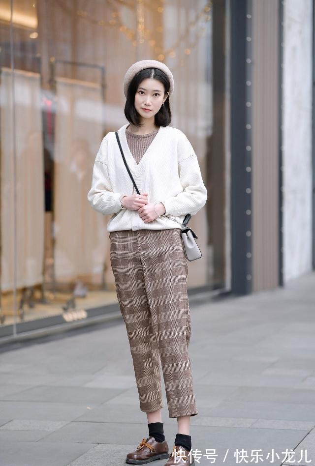 休闲裤 白色针织衫搭配休闲裤,很有立体感,简约剪裁舒适的感觉
