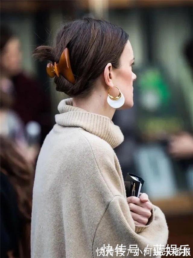 麻花辫|散着头发没精神,想要提升气质,建议把头发扎起来,好看又迷人