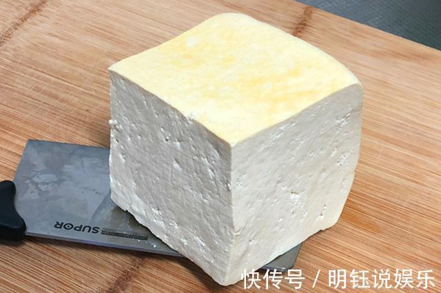 胡萝卜豆腐|豆腐最新做法,不炖不凉拌、不加一滴水,比肉香,连吃3天也不腻