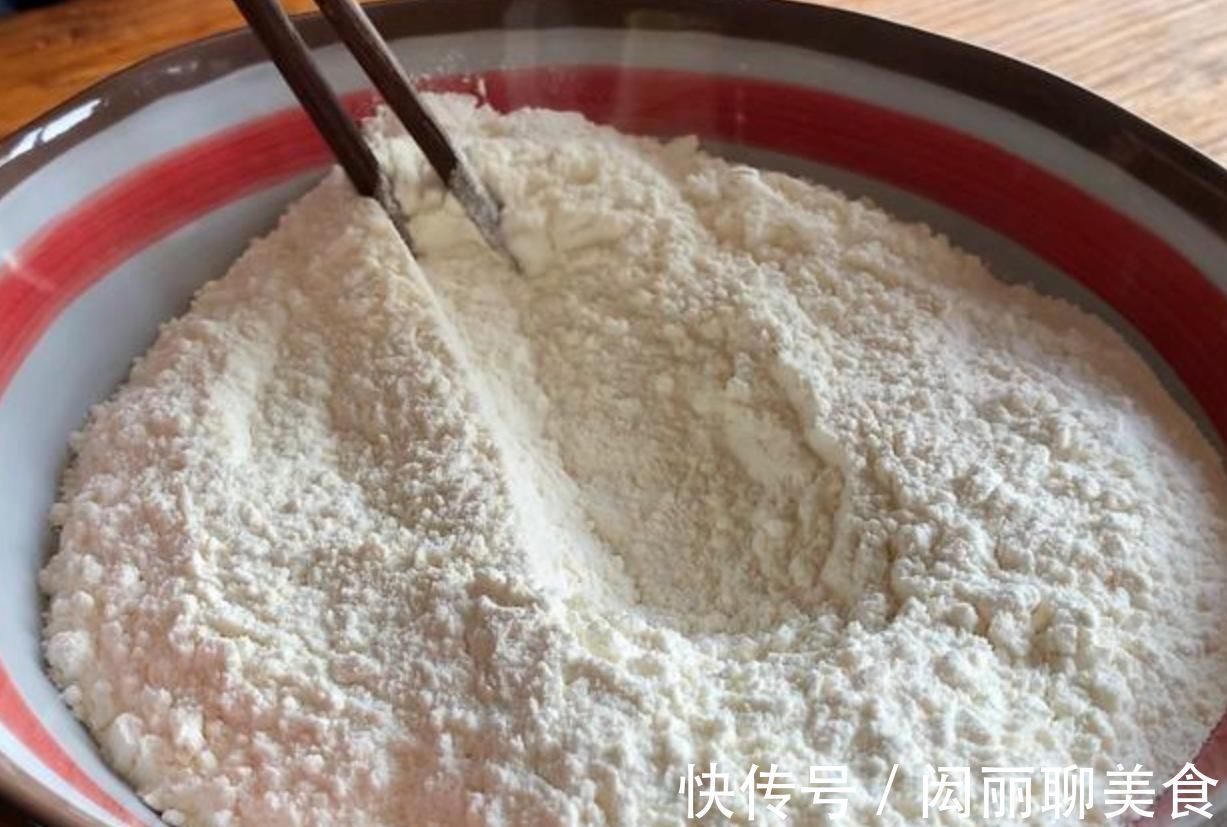 为啥你做的烙饼又干又硬？学会这招，烙好的饼层次分明、薄如纸