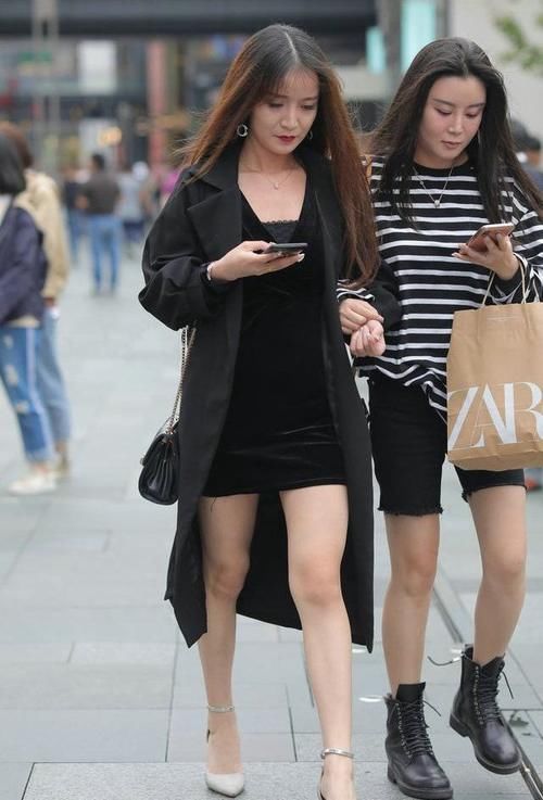 风衣 丝绒连衣裙搭配风衣，简约时尚特别美，时尚感满满！