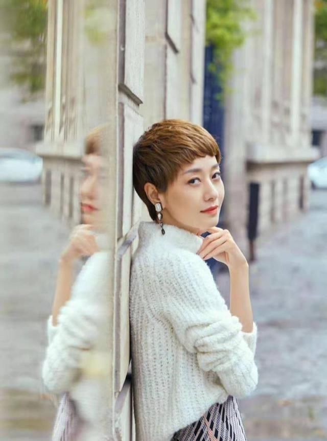 优雅|40岁左右的女人别毛衣配裤子,学马伊琍毛衣“新搭配”,很高级