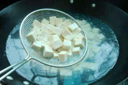 大厨总结：这4种食物一定要焯水，很多人不注意，难怪容易坏肚子