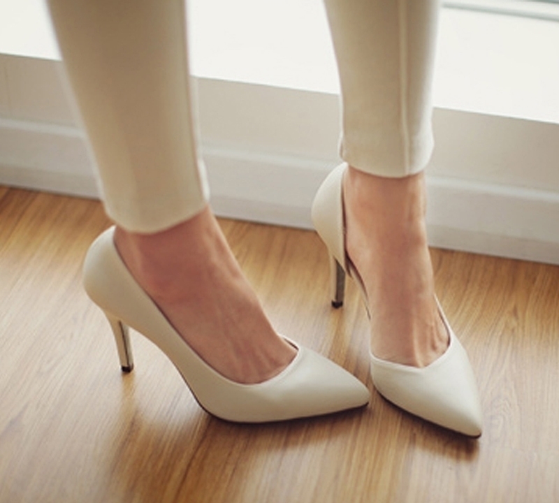 个性的水晶粗跟凉鞋,具有与众不同的时尚气息