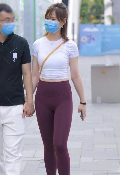 小姐姐 紧身上衣,搭配红色瑜伽裤的运动风穿搭,突显身材!