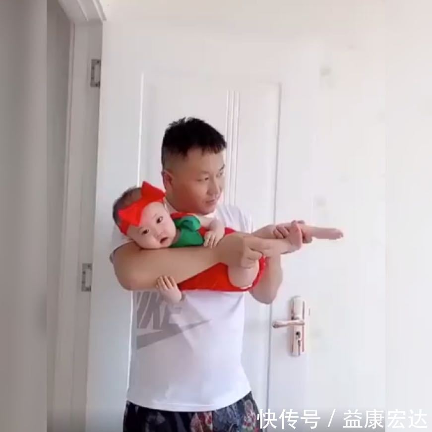 妈妈|萌娃任由爸爸将自己摆弄成“狙击枪”火了,网友爸爸比娃还开心