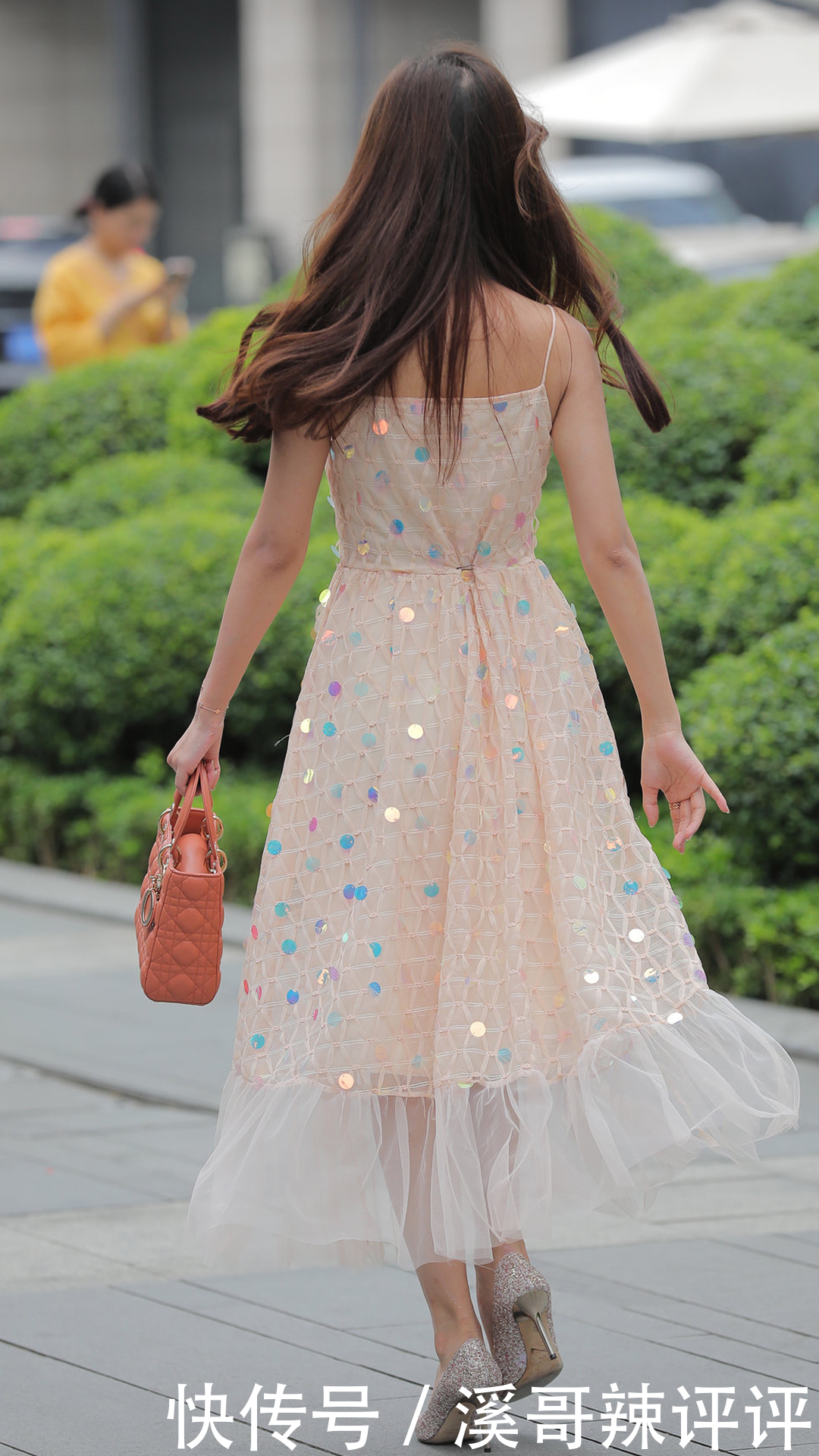休闲|纯色系亮片连衣裙搭配橙色手提包,干净舒爽,休闲感浓厚