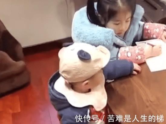 父母|二宝欲上前“捣乱”,被姐姐一个“眼神杀”吓退,乖怂表情亮了