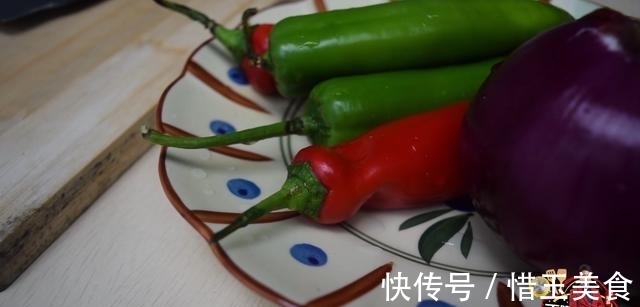 美食坊|爆炒鱿鱼须最好吃的做法，简单美味又下饭，看看你喜欢吃不？