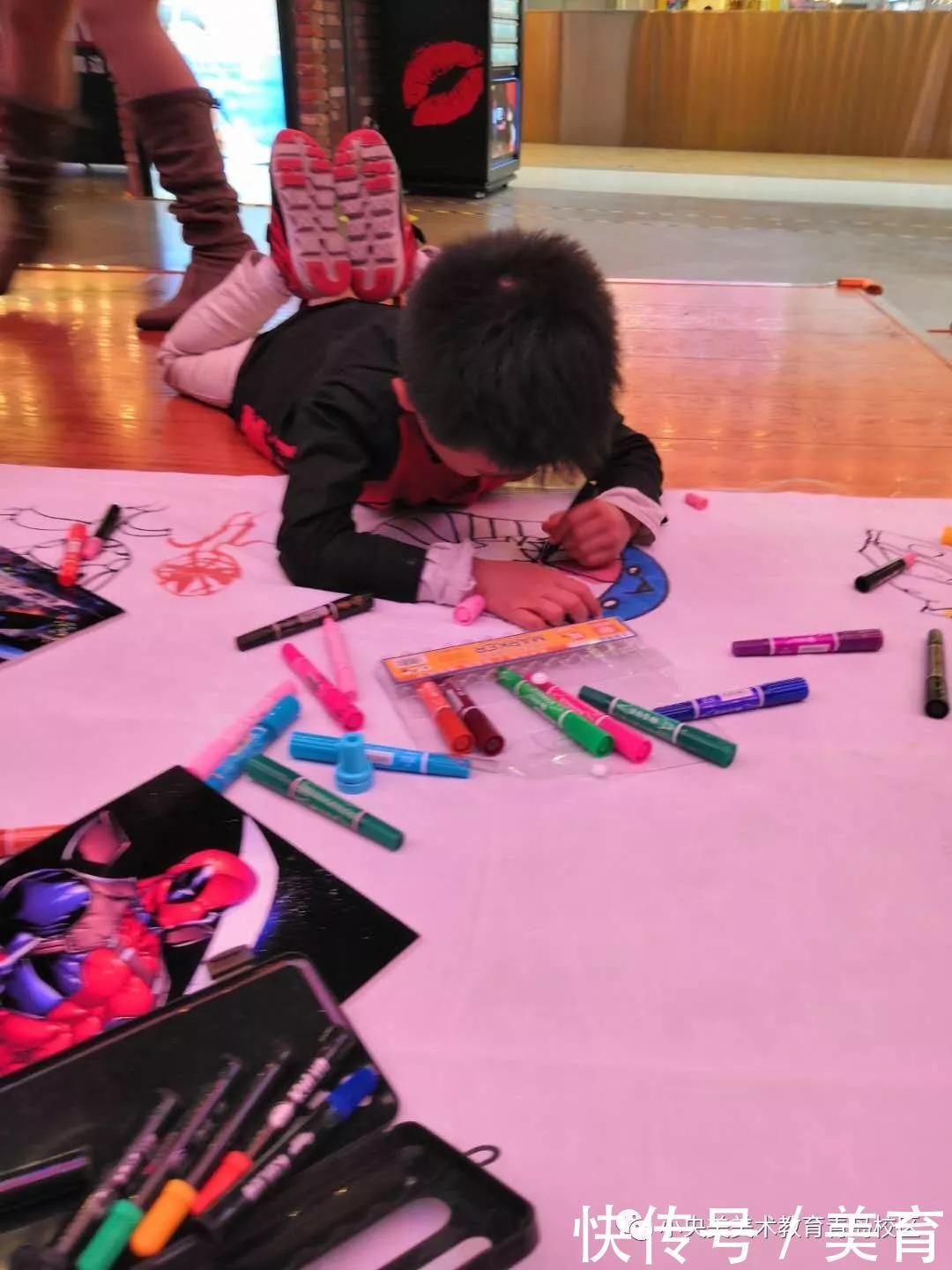 美术|小央美儿童美术:小小绘画家齐聚万象城,央宝贝们在长卷上绘英雄