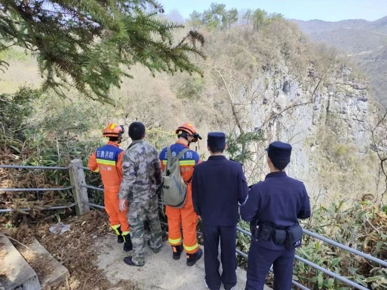 男子被困百米悬崖 民警消防联手上演“生死大营救”