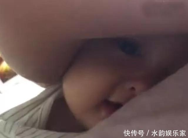 姿势|爸爸哄孩子半个小时以为睡着了,妈妈走近一看,忍不住笑出声